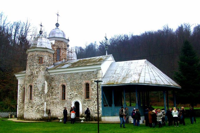 Манастири и цркве
